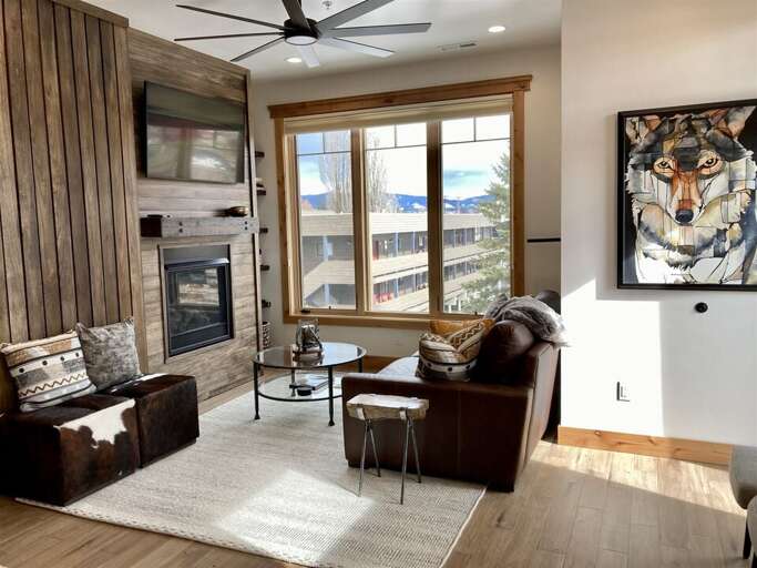 The modern rustic aesthetic at O`Brien View is perfectly suited to its downtown mountain town setting | Main Level The modern rustic aesthetic at O`Brien View is perfectly suited to its downtown mountain town setting | Main Level